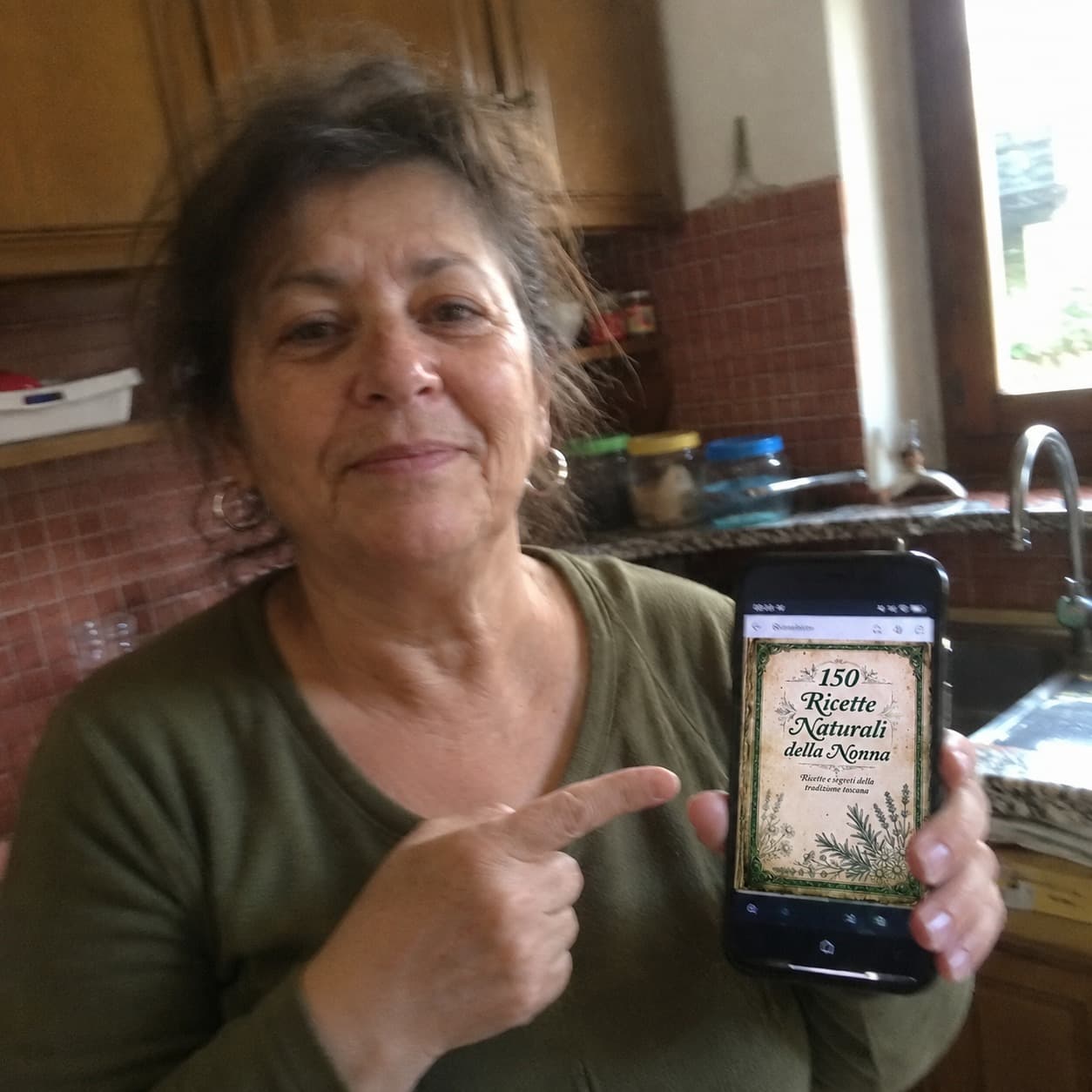 Rosanna con il manuale digitale aperto sul telefono